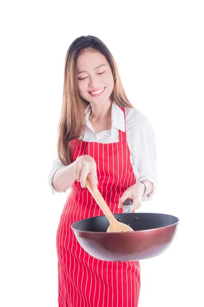 Kırmızı önlük ve holding pan giyen güzel genç Asyalı ev kadını — Stok fotoğraf