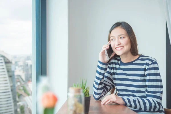 Frau telefoniert mit Freund zu Hause per Handy — Stockfoto