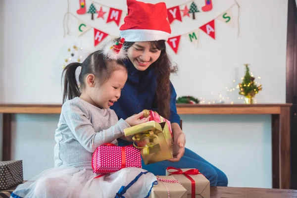 Meisje openen Kerstdag geschenk met haar moeder — Stockfoto