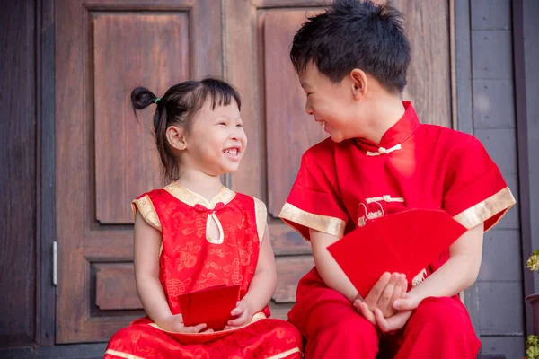 Frère et sœur portant la robe traditionnelle chinoise — Photo