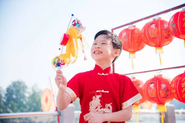 Młody chłopak chińskie gry lalek lew — Zdjęcie stockowe