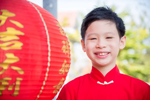 Chłopak sobie chiński tradycyjny ubierać uśmiechający się — Zdjęcie stockowe