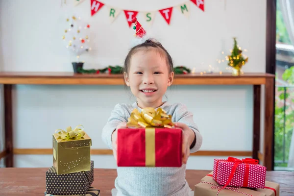 Meisje houdt van de doos van de gift van de dag van chirstmas en glimlacht — Stockfoto