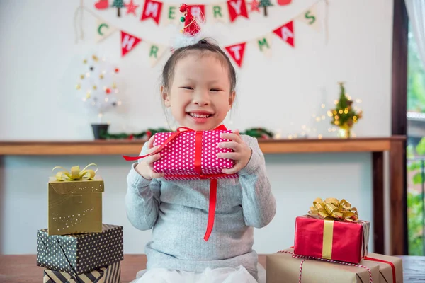 Meisje houdt van de doos van de gift van de dag van chirstmas en glimlacht — Stockfoto