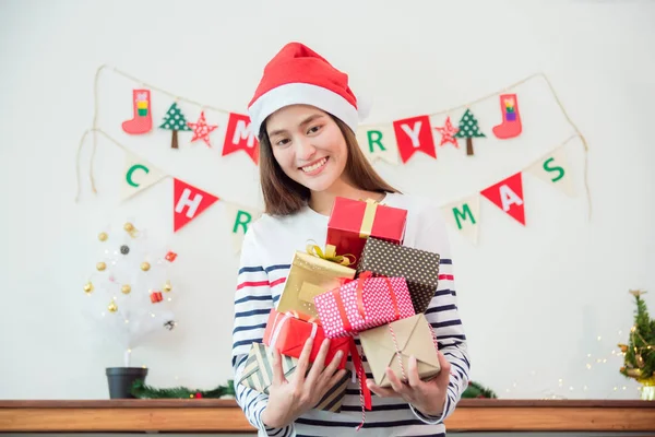 Mooie vrouw dragen Kerstman hoed en houden de doos van de gift van Kerstmis — Stockfoto
