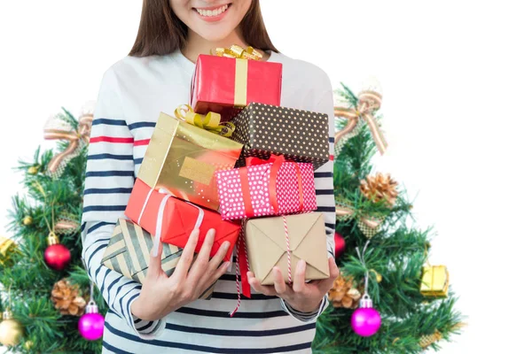 Een vrouw met veel van kerst geschenkdozen — Stockfoto