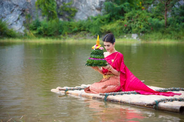 Schönes Thailändisches Mädchen Roter Thailändischer Tracht Das Auf Einem Floß — Stockfoto