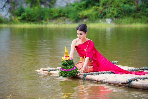 Hermosa Chica Tailandesa Con Vestido Tradicional Rojo Tailandés Loy Krathong — Foto de Stock