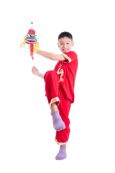 Garçon en robe traditionnelle de couleur rouge jouant marionnette lion chinois — Photo