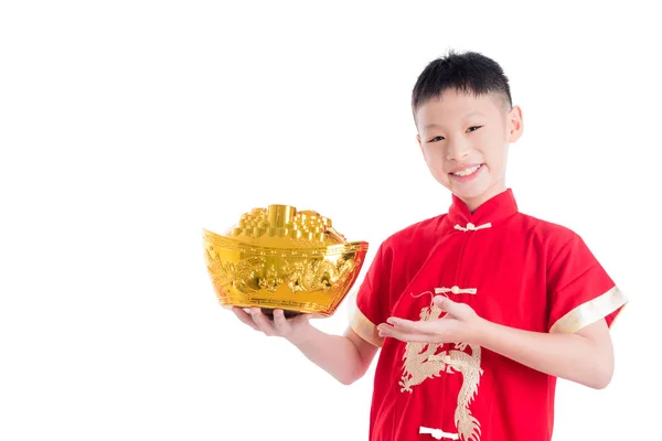 Garçon chinois en robe traditionnelle rouge tenant de l'argent doré — Photo