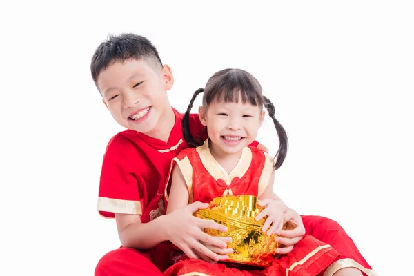 Chiński rodzeństwo trzymając pieniądze banku i uśmiechając się nad białym — Zdjęcie stockowe