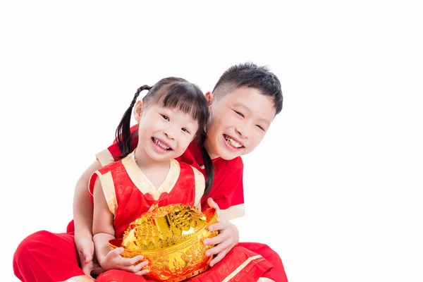 Китайские братья и сёстры держат деньги в банке и улыбаются над белым — стоковое фото