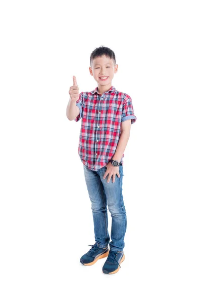 Junge steht isoliert lächelnd vor weißem Hintergrund — Stockfoto