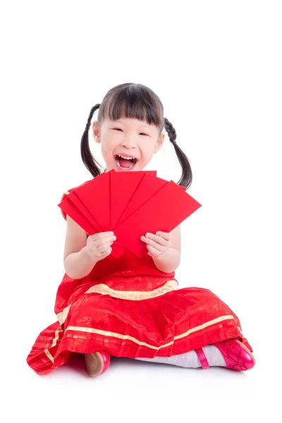 Κινέζικα κορίτσι με παραδοσιακή ενδυμασία κρατά χρήματα κόκκινο πακέτο σε κόκκινο χρώμα — Φωτογραφία Αρχείου