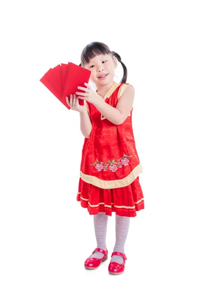 Chińska Dziewczyna w tradycyjny strój czerwony kolor trzyma pieniądze czerwony pakietów — Zdjęcie stockowe