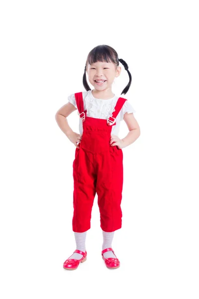 Menina de pé e sorrindo sobre fundo branco — Fotografia de Stock