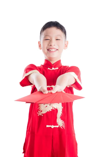 Jeune asiatique garçon souriant tout en tenant rouge paquet argent — Photo