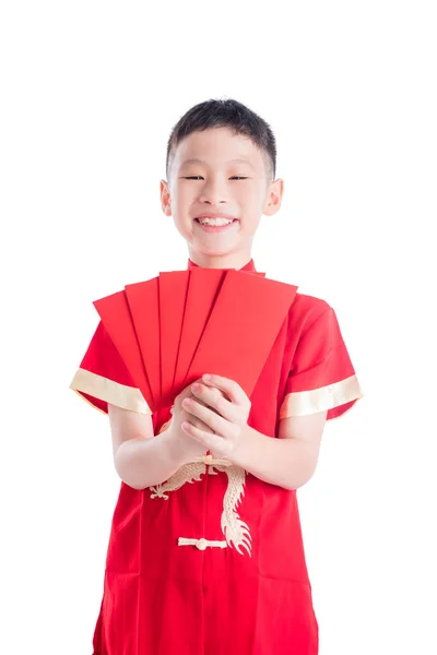 Jeune asiatique garçon souriant tout en tenant rouge paquet argent — Photo