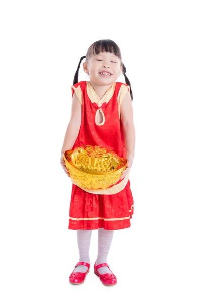 Menina sorrindo enquanto segurando dinheiro banco isolado sobre fundo branco — Fotografia de Stock