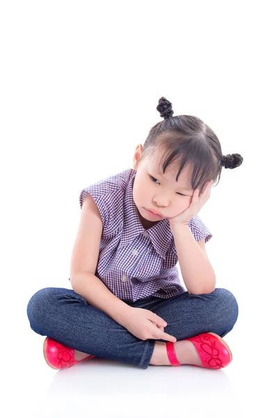 Katta oturan mutsuz küçük Asyalı kız — Stok fotoğraf