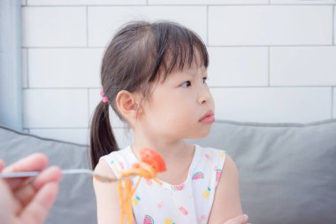 Kız spagethi annesi gelen domates yemek reddediyorum