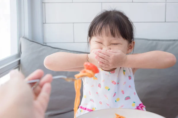 Ragazzina rifiuta di mangiare pomodoro in spagethi da sua madre — Foto Stock