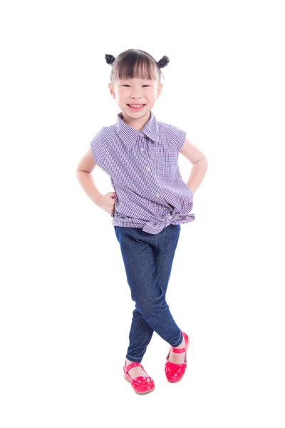 Meisje glimlachend terwijl staande op witte achtergrond — Stockfoto