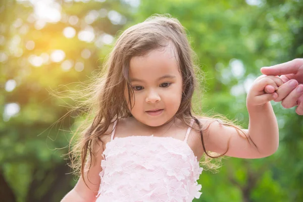 Meisje hand inhalen met bovenliggende en wandelen in het park — Stockfoto