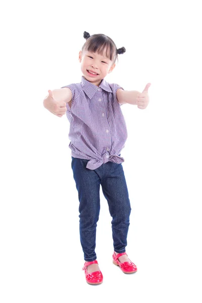 Маленька азіатська дівчинка посміхається і показує великі пальці вгору — стокове фото