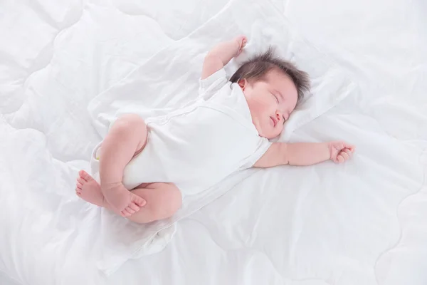 Criança dormindo na cama branca pela manhã — Fotografia de Stock