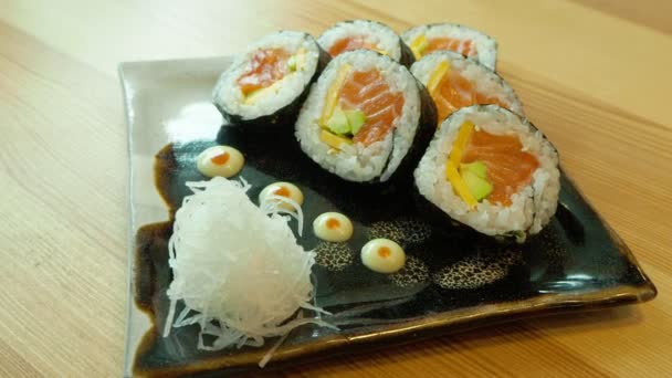 Sushi Met Zalm Een Smakelijke Selectie Van Japans Eten — Stockvideo