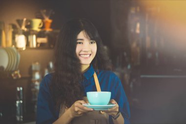 Güzel barisata bir fincan kahve müşteriye hizmet veren