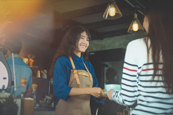 Schöne Barisata serviert dem Kunden eine Tasse Kaffee — Stockfoto