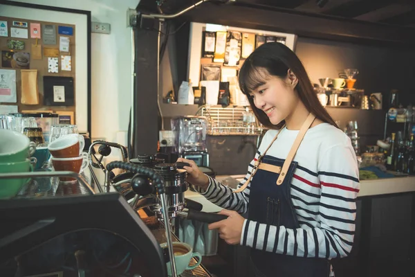 Belle barista utilisant une machine à café — Photo