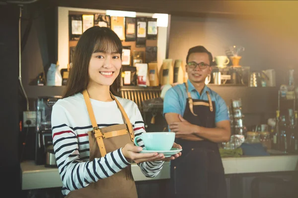 Schöne Barisata serviert dem Kunden eine Tasse Kaffee — Stockfoto