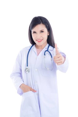 Başparmak beyaz üzerinde göstermek yukarıya ile gülümseyen güzel Asyalı doktor 