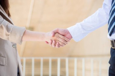 İş adamları anlaşma başarısından sonra el sallayarak elleri