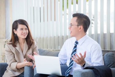 Genç Asyalı işadamı ortağı Office ile konuşurken