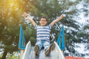 çocuk parkında oynayan