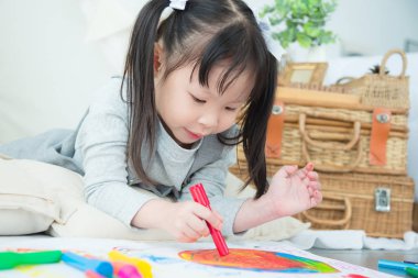 kız yere tarafından pastel boya resim çizim