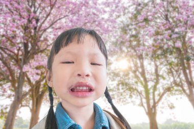 burun çiçek polen alerji çalışan kız