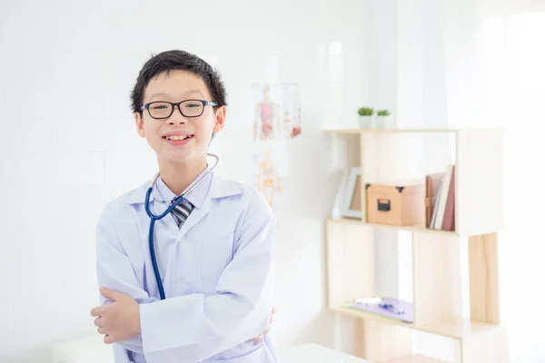 年轻的亚洲男孩假装是医院的医生 — 图库照片