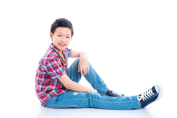 年轻的亚洲少年男孩坐在白色背景微笑 — 图库照片