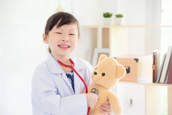 Pequeña Chica Asiática Fingir Ser Médico Hospital — Foto de Stock