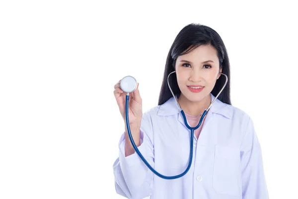 Schöne Asiatische Arzt Hält Stethoskop Mit Lächeln Über Weiß — Stockfoto