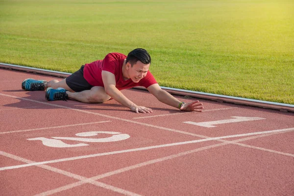 Triste Corredor Asiático Sentado Suelo Después Perder Competencia — Foto de Stock