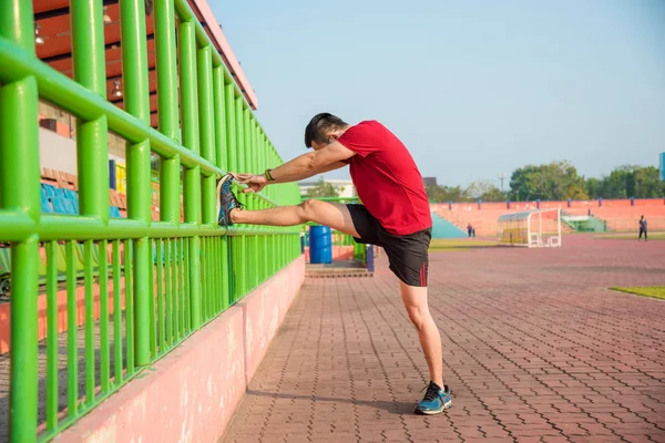 Joven Asiático Deporte Hombre Estirando Pierna Músculo Antes Correr — Foto de Stock