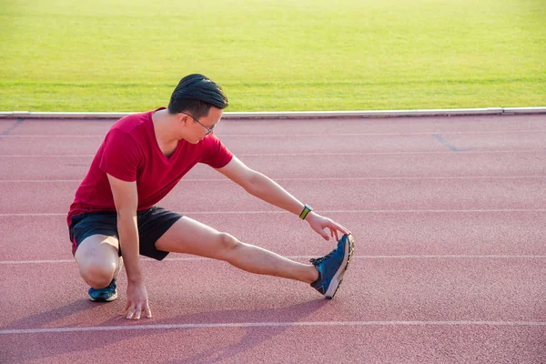 Joven Asiático Deporte Hombre Estirando Pierna Músculo Antes Correr —  Fotos de Stock