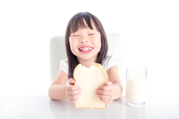 Piccola Ragazza Asiatica Mangiare Pane Con Bicchiere Latte Prima Colazione — Foto Stock