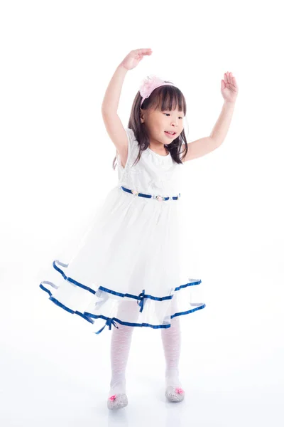 Dziewczynka Azjatyckich Białej Sukni Tańczy Białym Tle — Zdjęcie stockowe